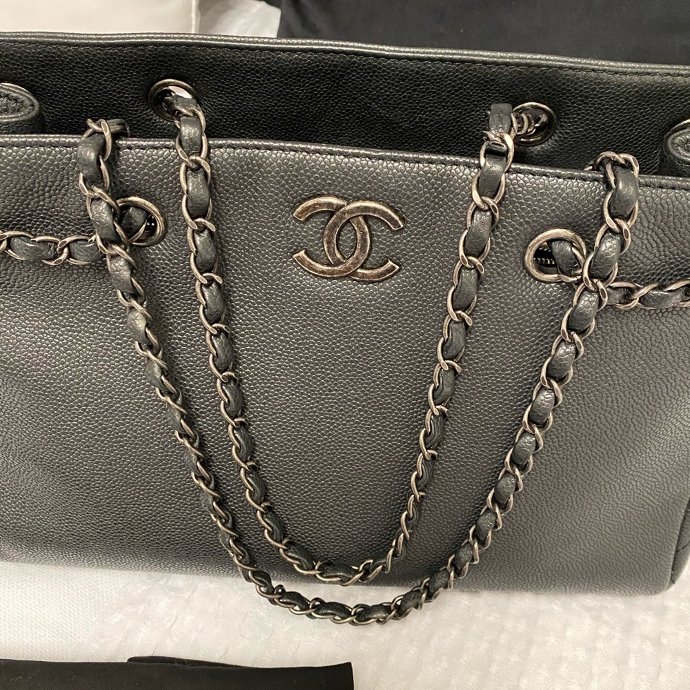 Chanel tote - Picture 3 of 9
